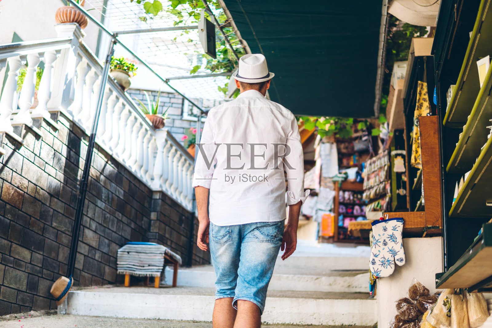 游客在街头市场照片摄影图片