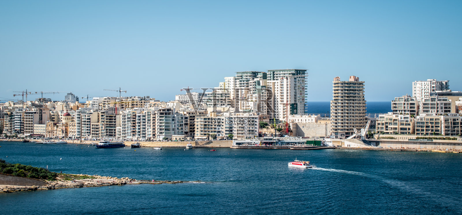 斯利马，马耳他的一个小镇。从瓦莱塔的渡船上拍摄的全景天际线和城市景色。照片摄影图片