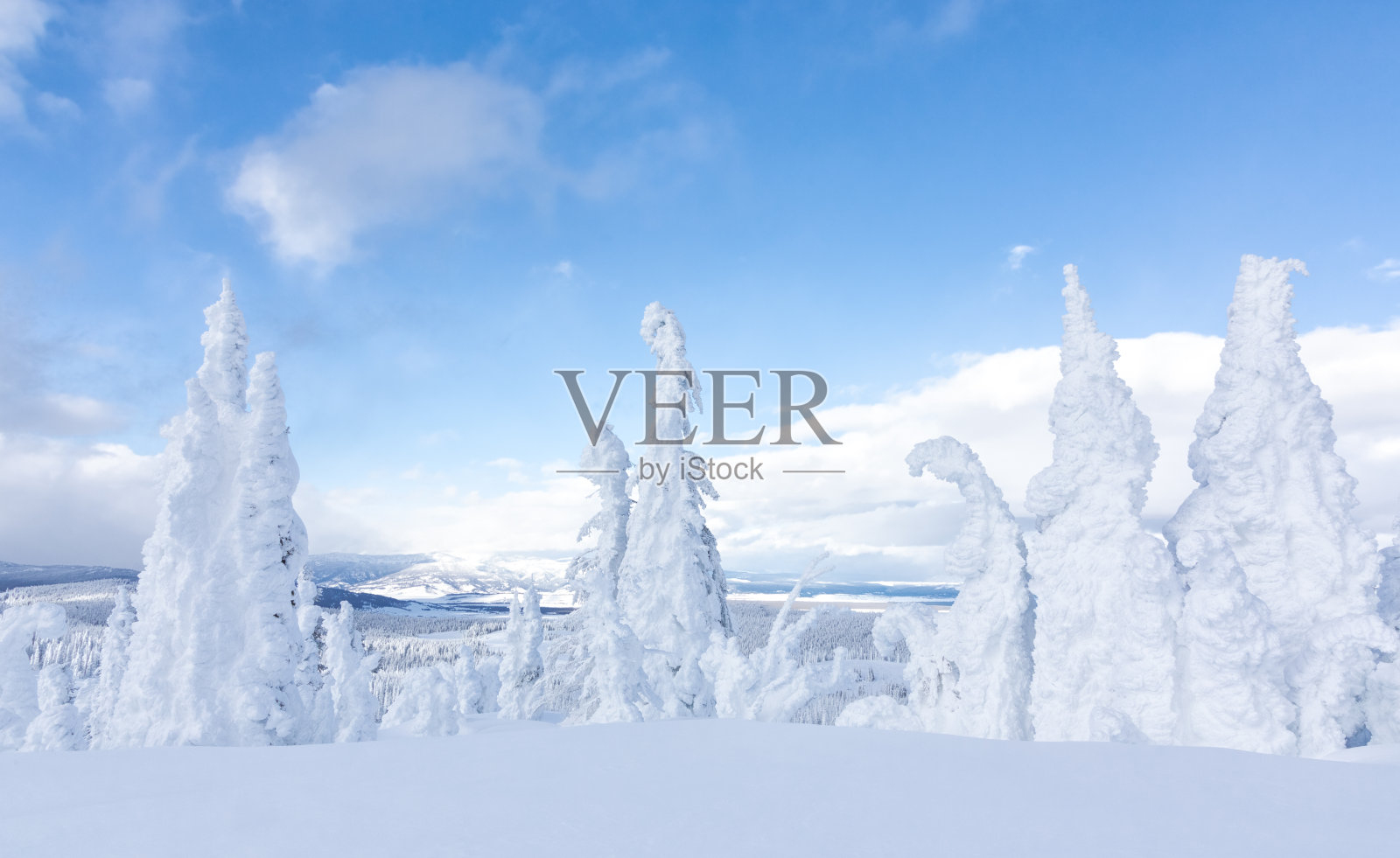 山顶俯瞰山谷和遥远的山脉在冬季雪照片摄影图片