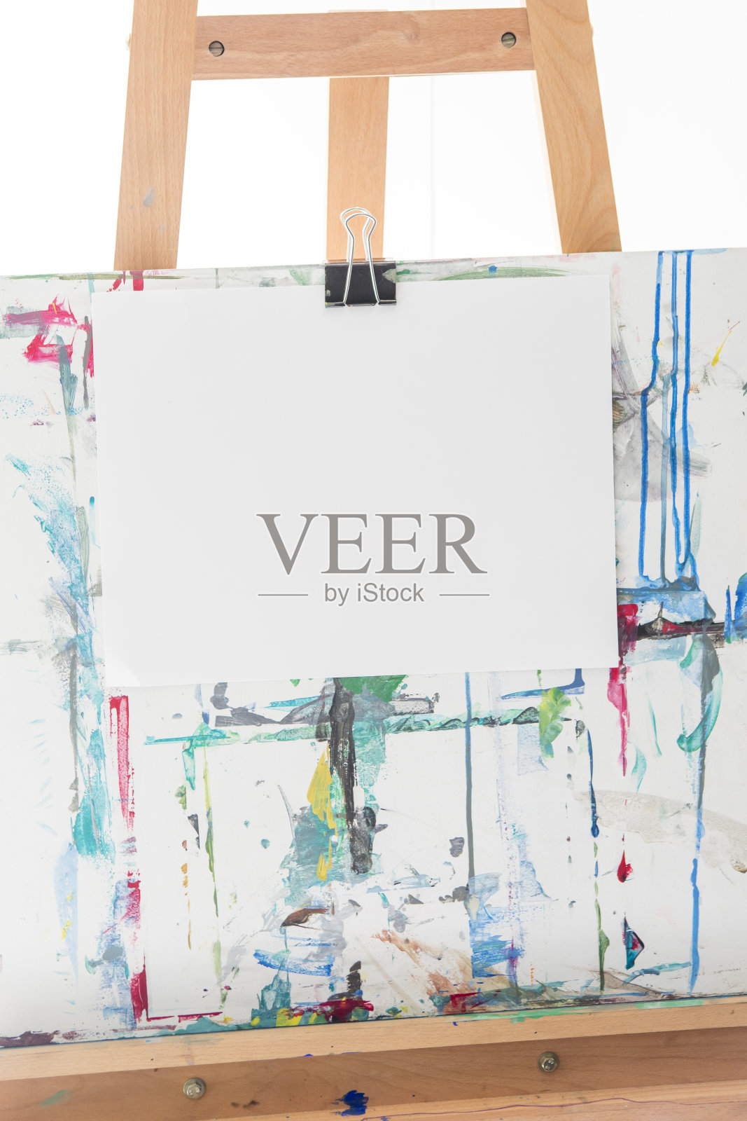 画架和清晰的纸准备绘画。照片摄影图片