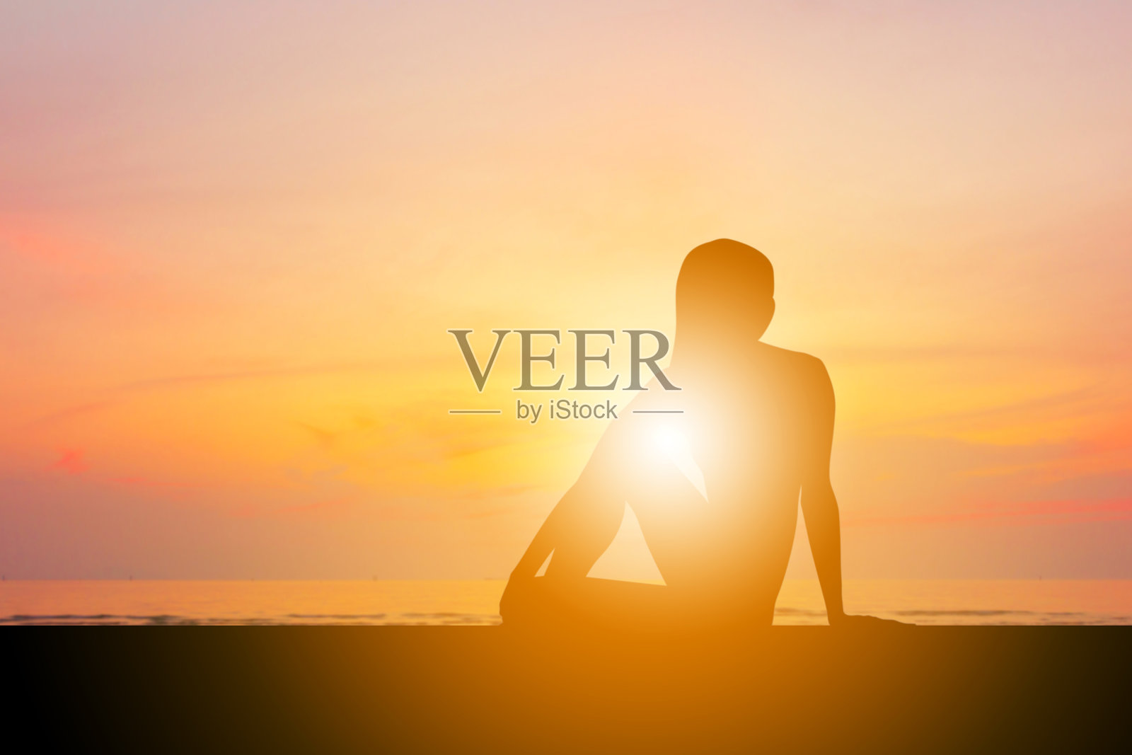 日落时分练习瑜伽放松的年轻女子剪影照片摄影图片