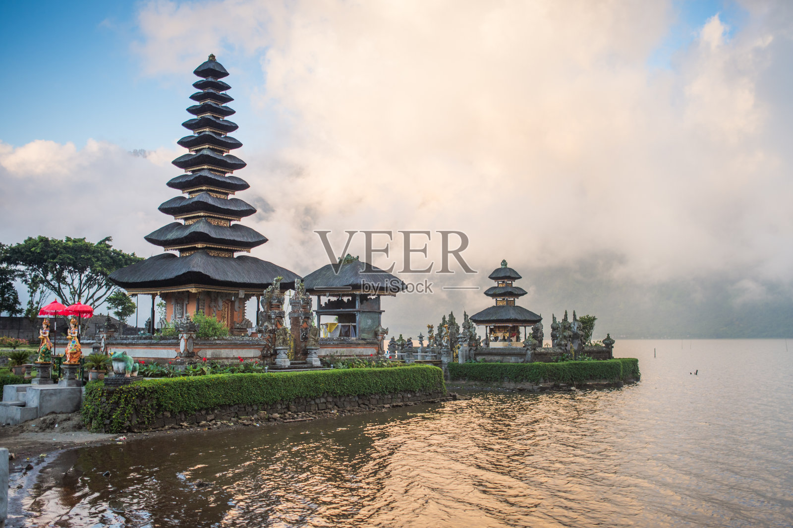 印度尼西亚巴厘岛日出时的普拉乌伦达努巴西照片摄影图片