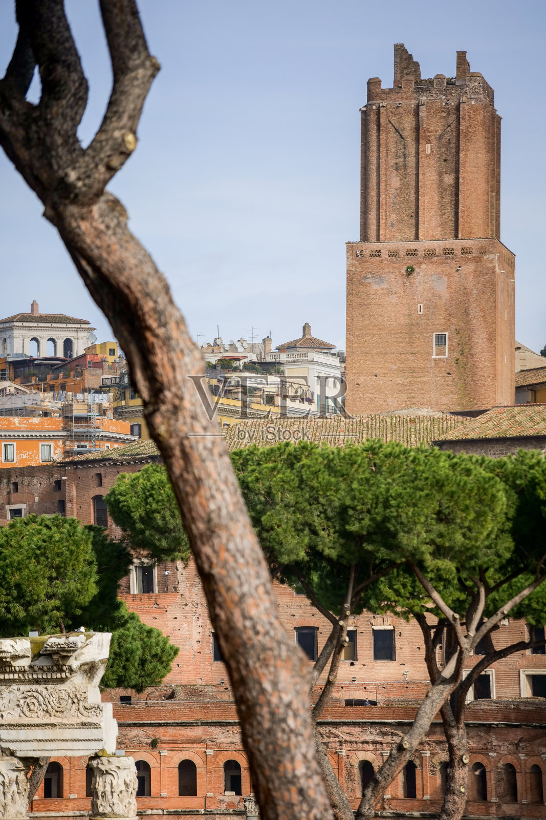 一盏奇异的灯照亮了罗马的图拉真市场和广场塔照片摄影图片