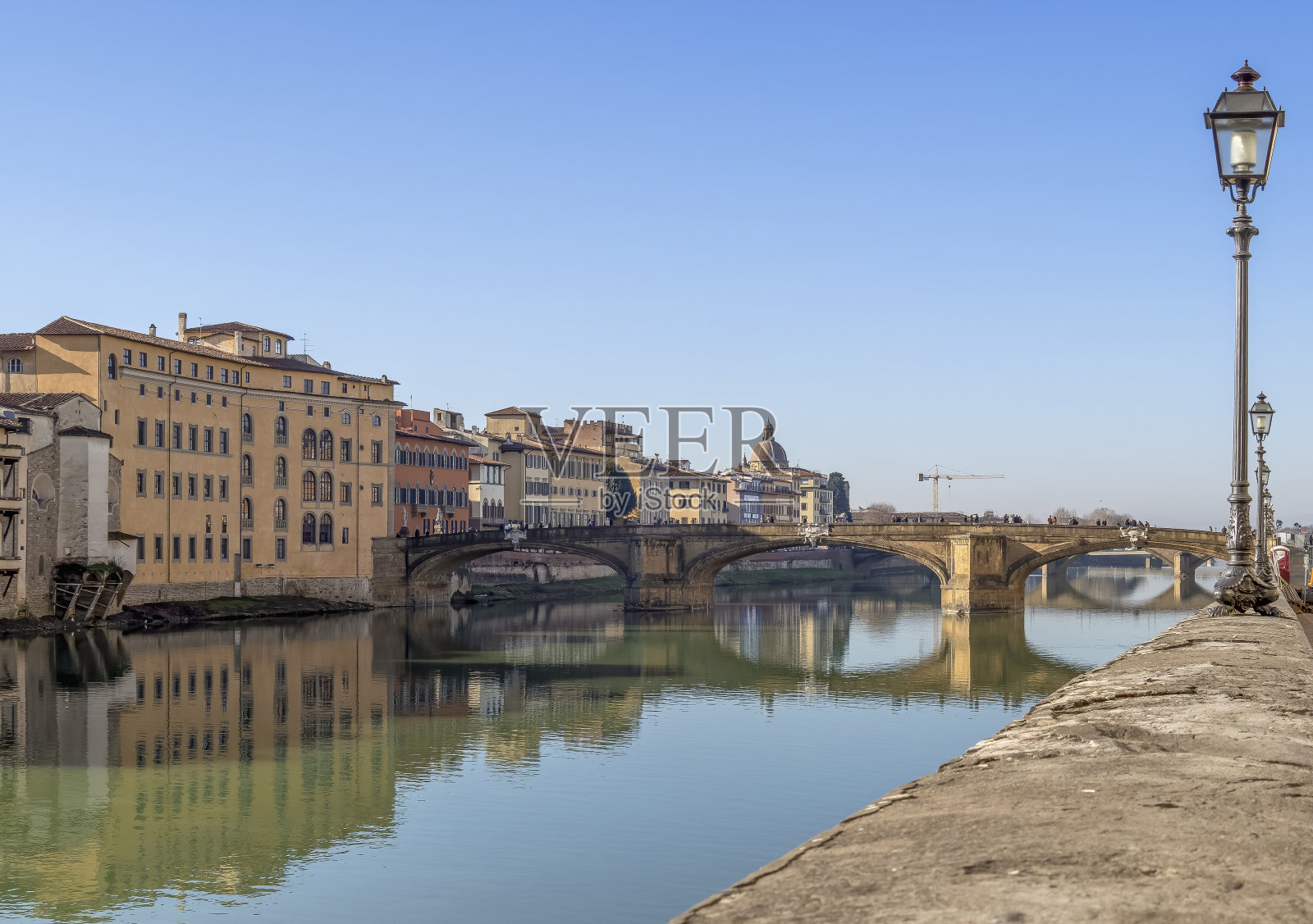 2020年1月6日，意大利佛罗伦萨：冬季阳光下的阿诺河。圣三一桥是世界上最古老的椭圆拱桥。照片摄影图片