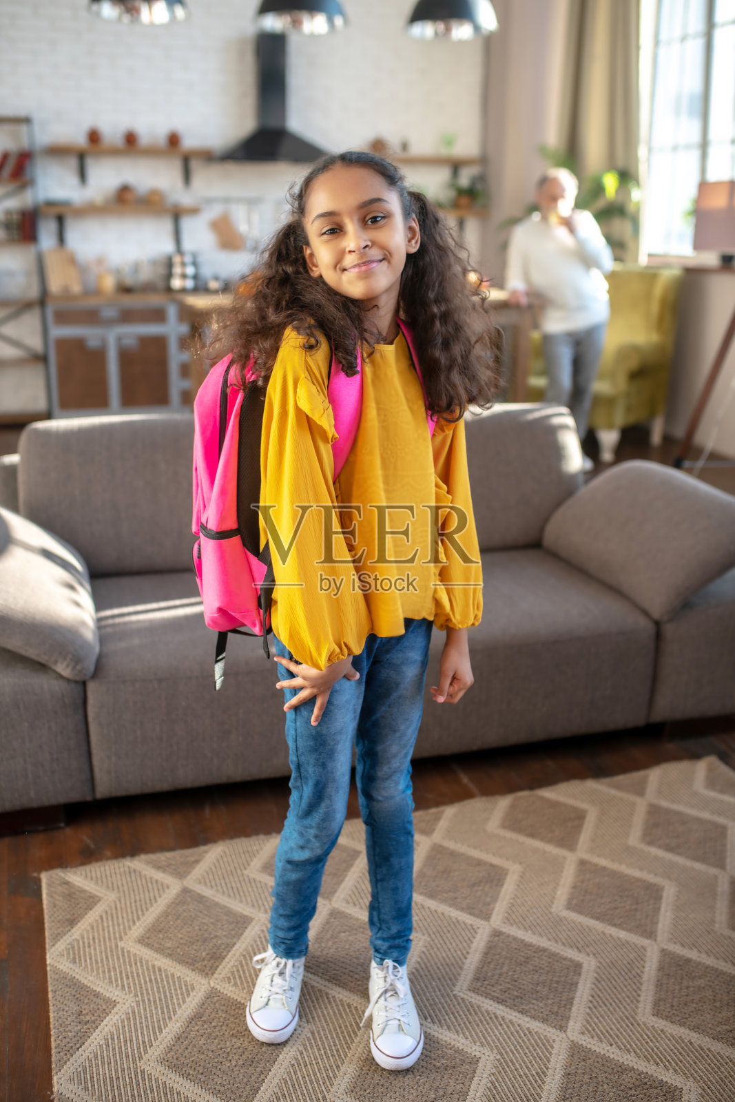 摆姿势拍照的可爱深色皮肤卷发女孩照片摄影图片