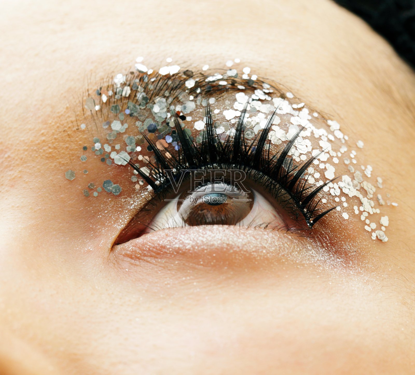 女人的眼皮闪着银光照片摄影图片