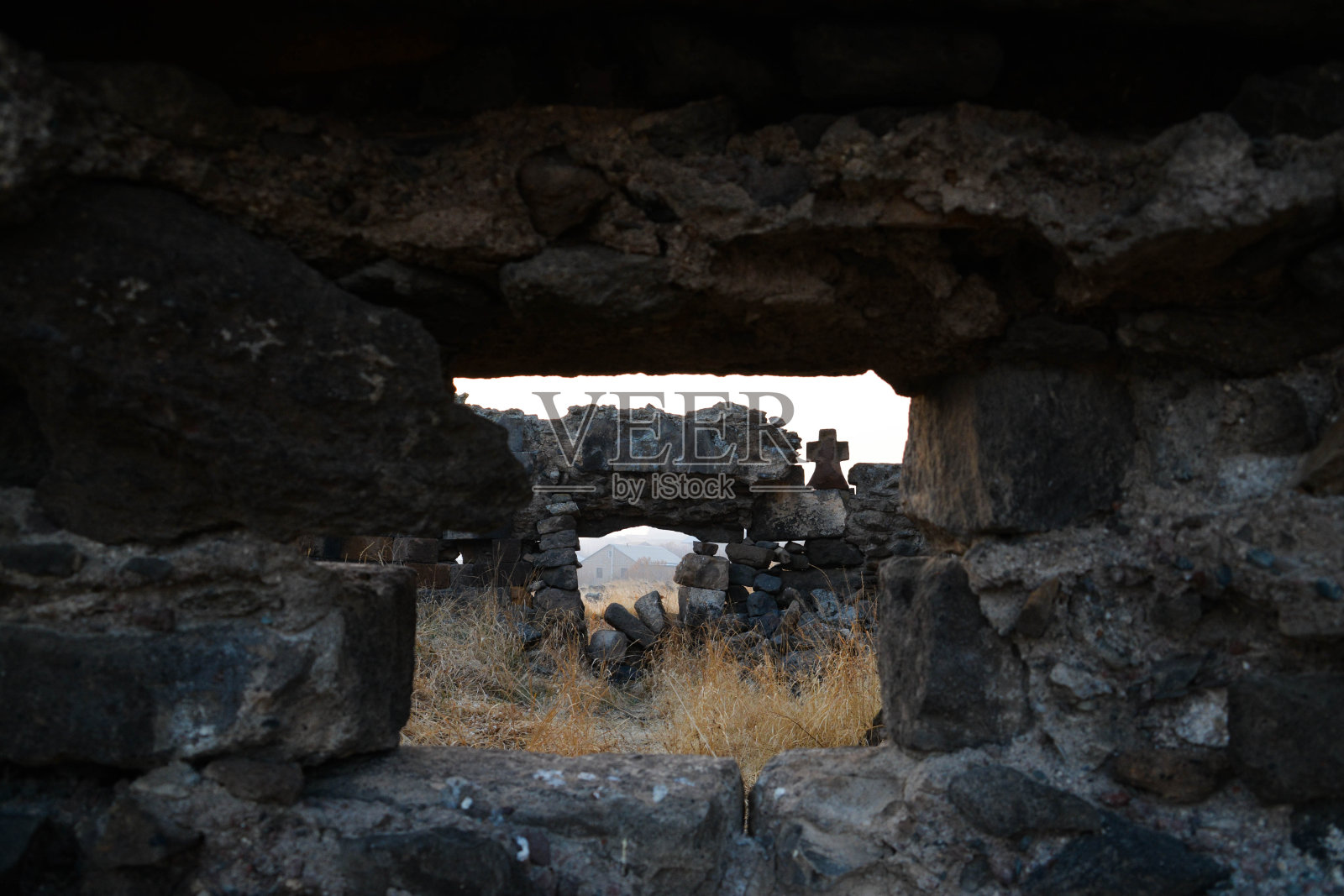 秘密的窗户看着村庄照片摄影图片