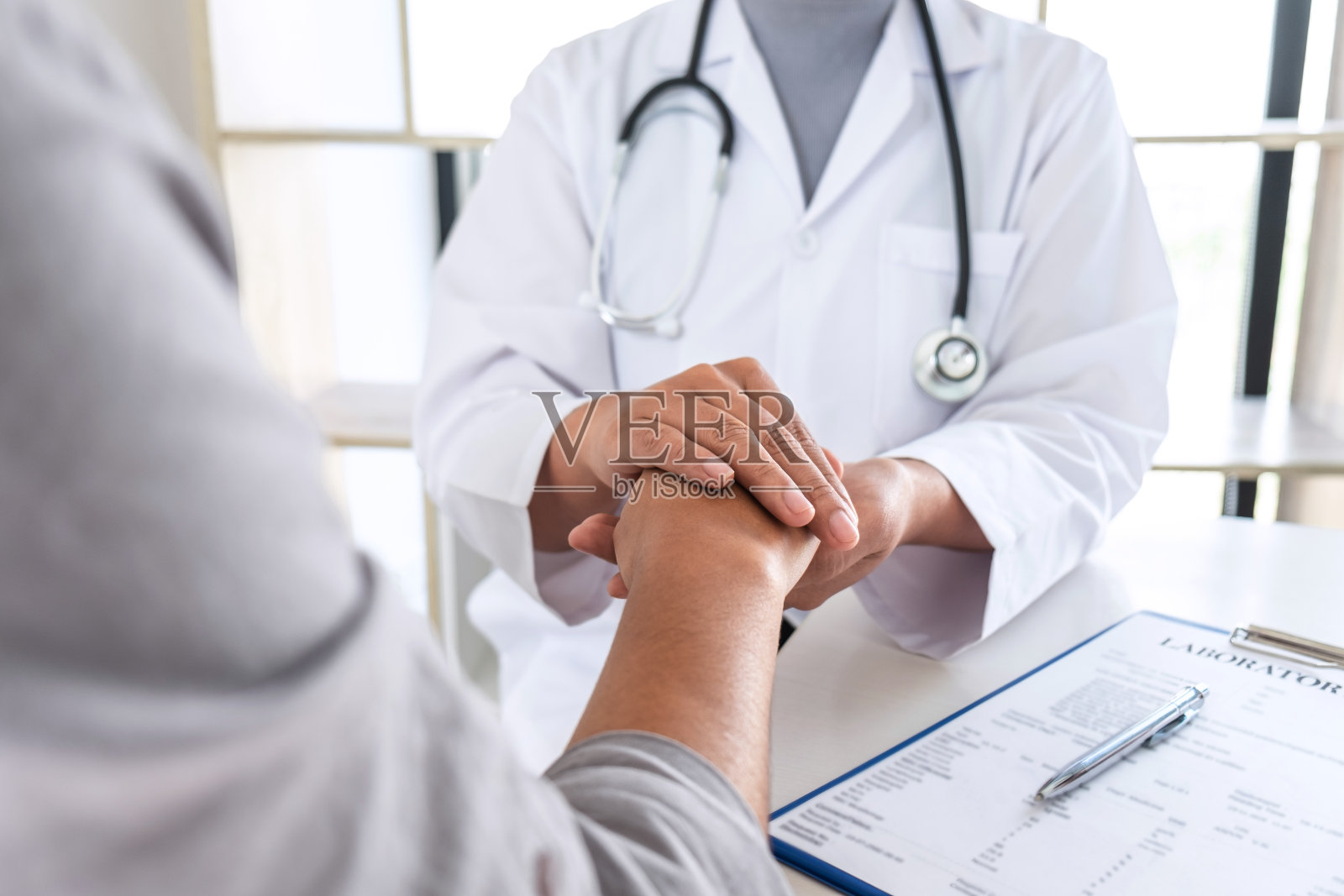 医生触摸病人，给予鼓励和支持照片摄影图片