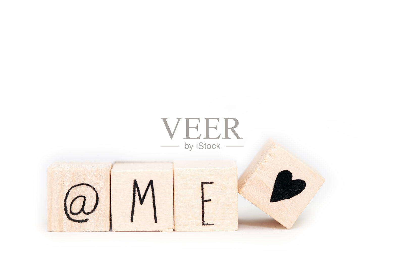 木制方块，带有@符号、单词Me和心形符号，白色背景，自爱概念照片摄影图片