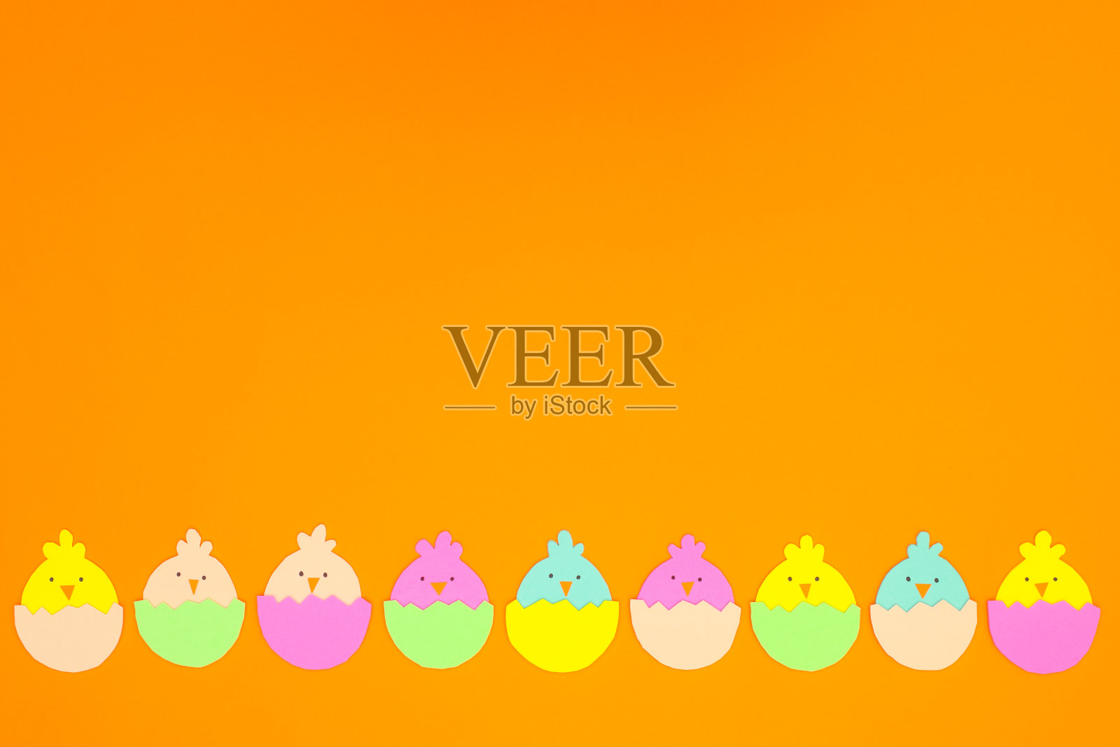 复活节彩色手工制作的装饰鸡在鸡蛋照片摄影图片