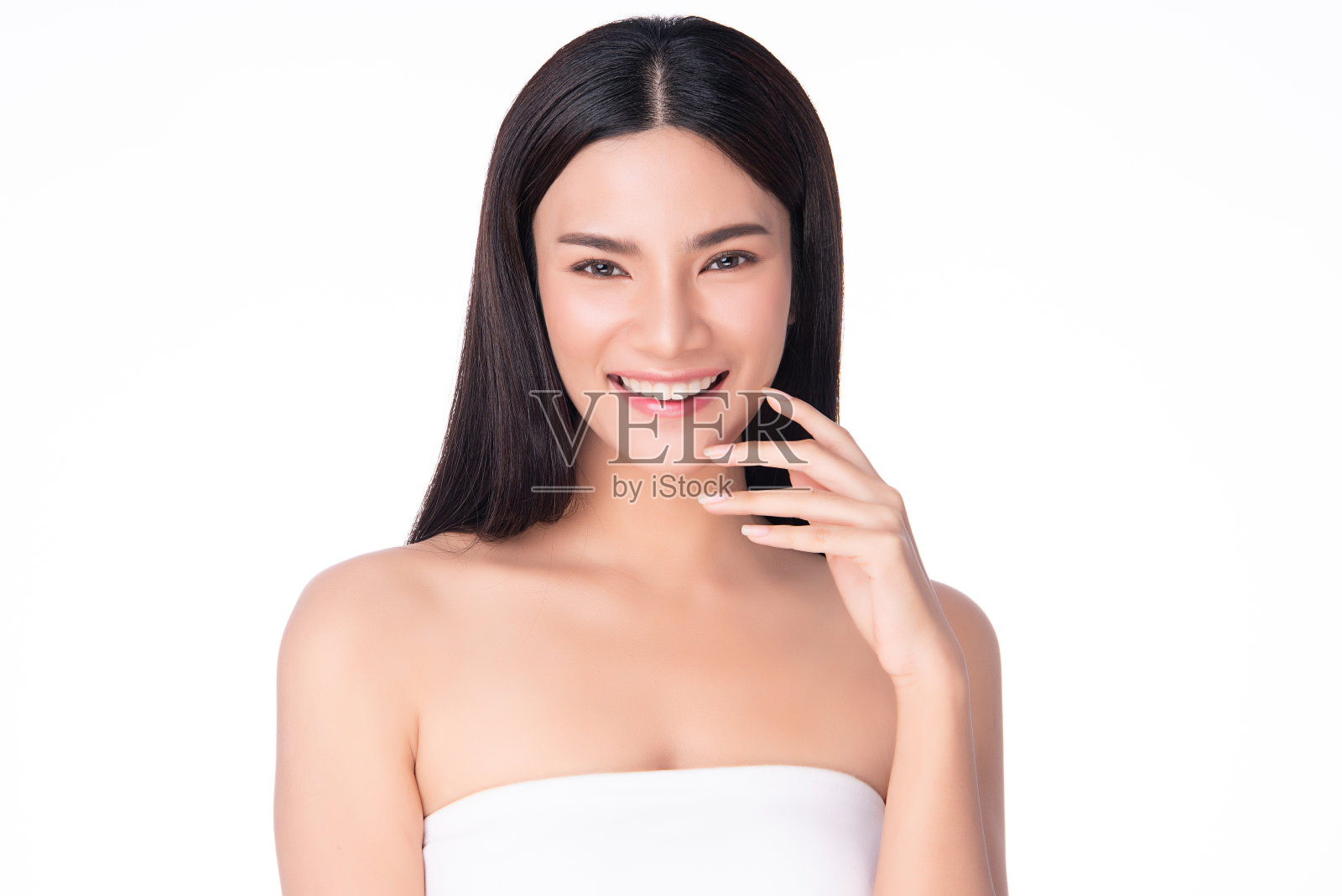 肖像美丽年轻的亚洲女人干净清新裸露的皮肤概念。亚洲女孩美容面部护肤和健康养生，面部护理，完美肌肤，自然妆容，白底。照片摄影图片