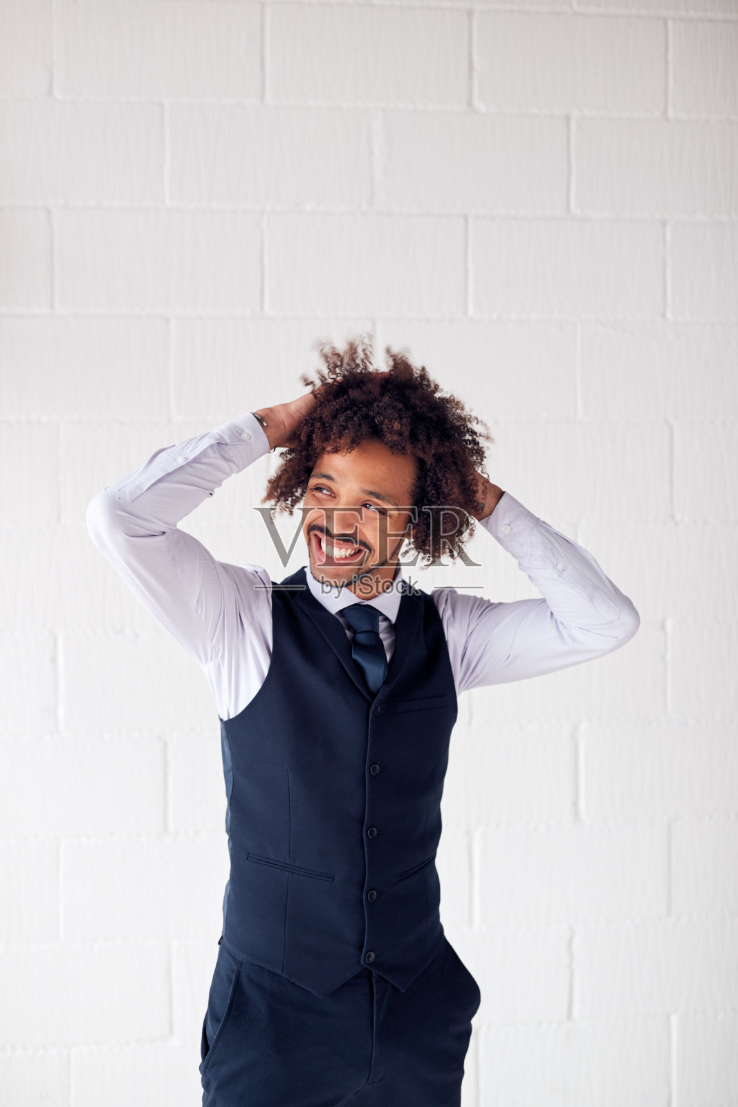 自信的年轻商人穿着西装站在白色工作室墙照片摄影图片