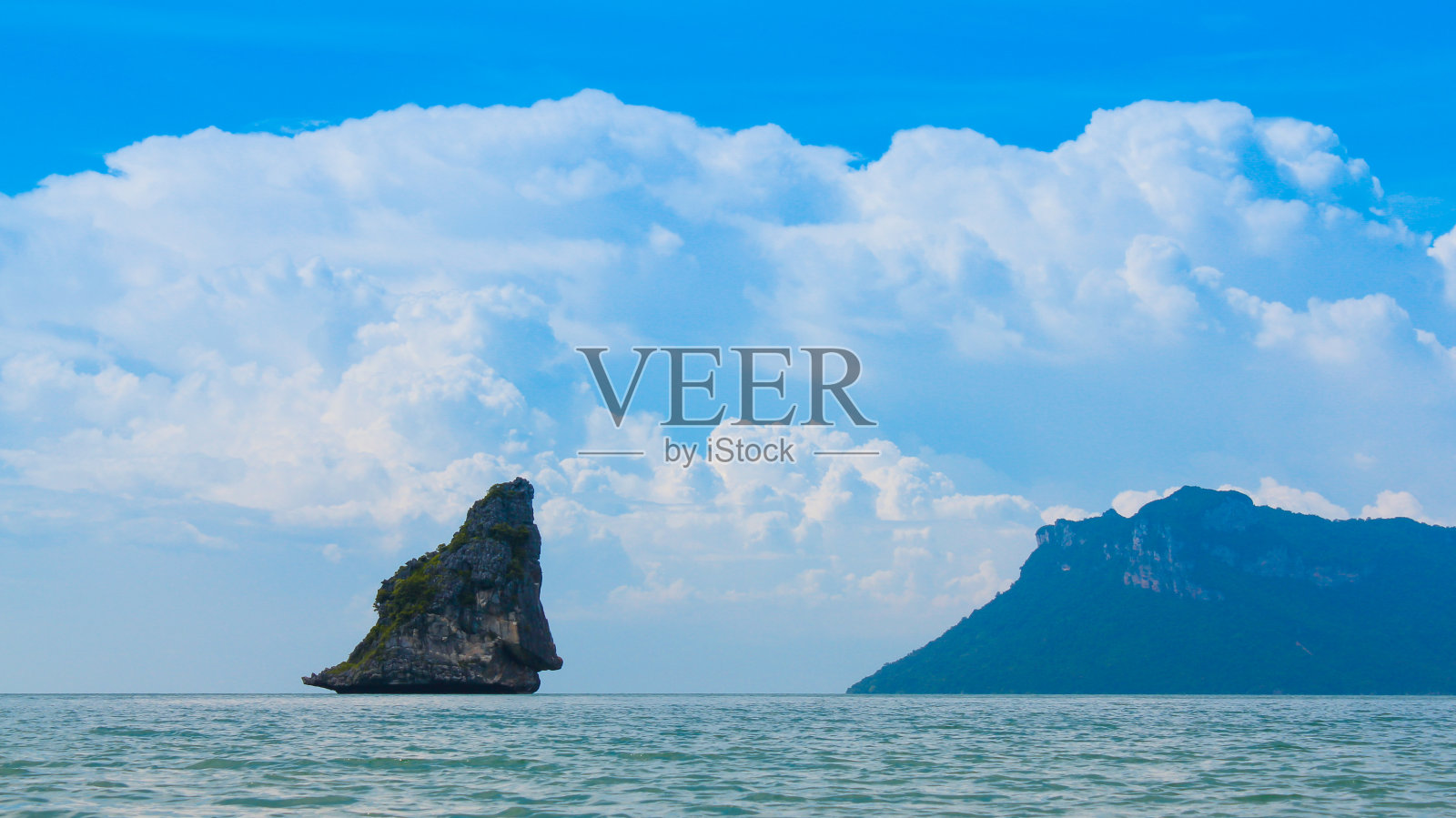 停泊在泰国苏梅岛Pratom村的渔船照片摄影图片