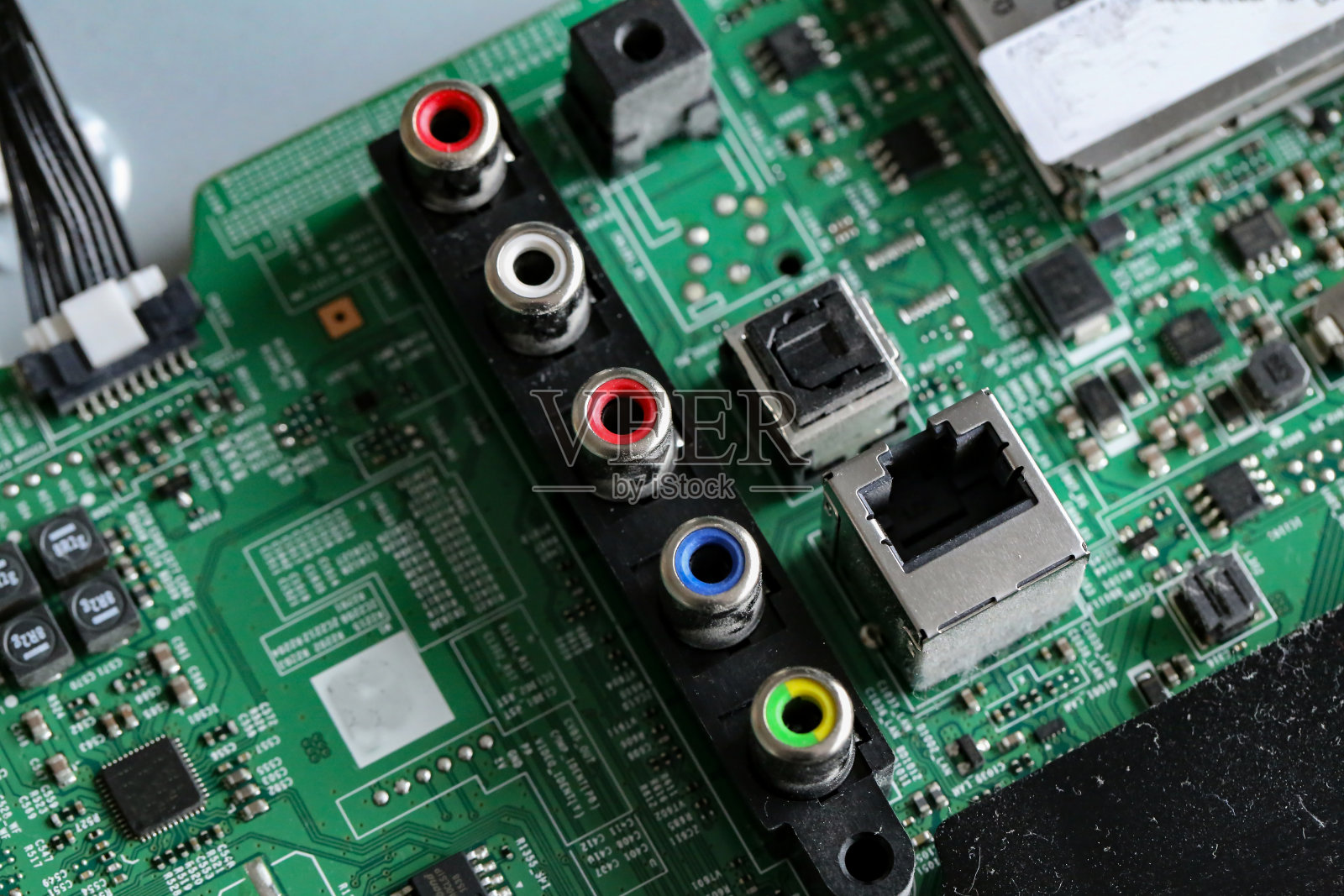 带有现代电视广播部件的印制板照片摄影图片