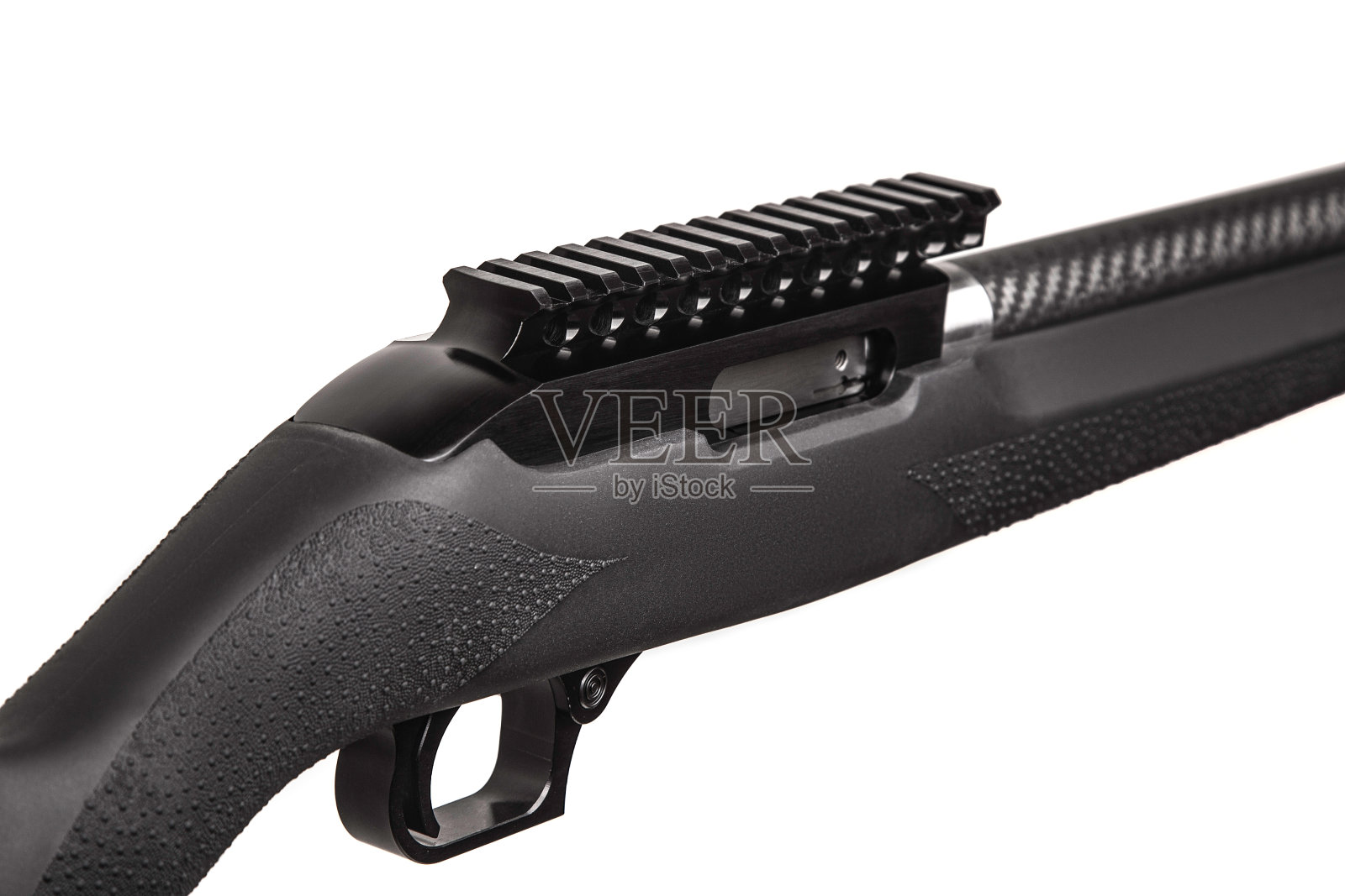 现代的。22lr半自动步枪，塑料枪托，白色背景。有碳桶的武器用于狩猎运动和自卫。照片摄影图片
