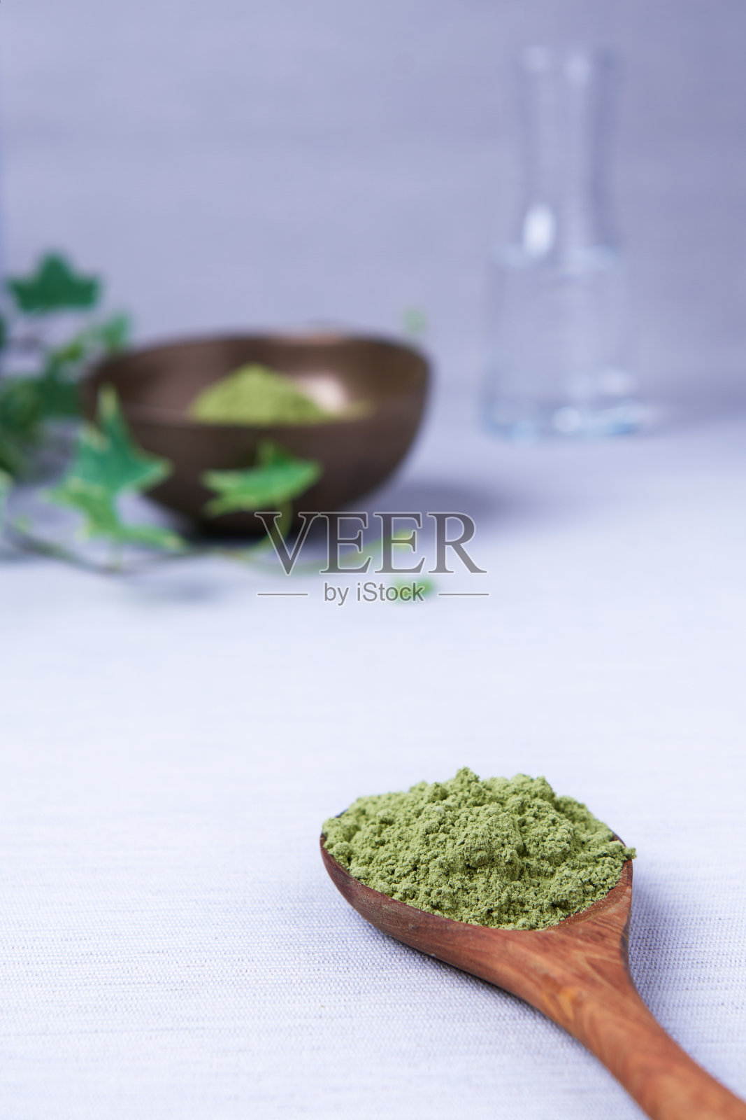 一匙阿育吠陀粉末锡德(酸枣)在一个轻的背景照片摄影图片