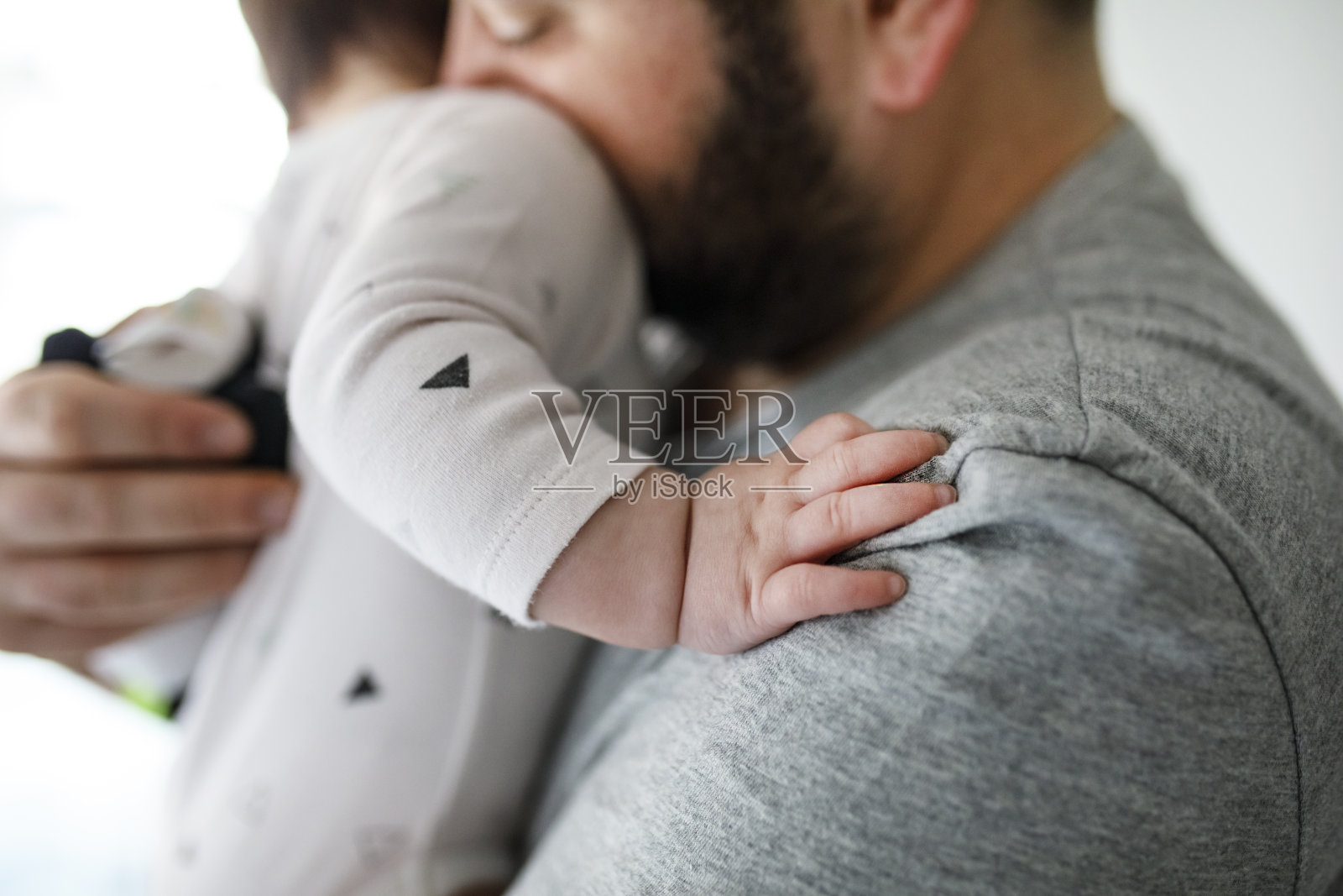 快乐的父亲抱着女儿照片摄影图片