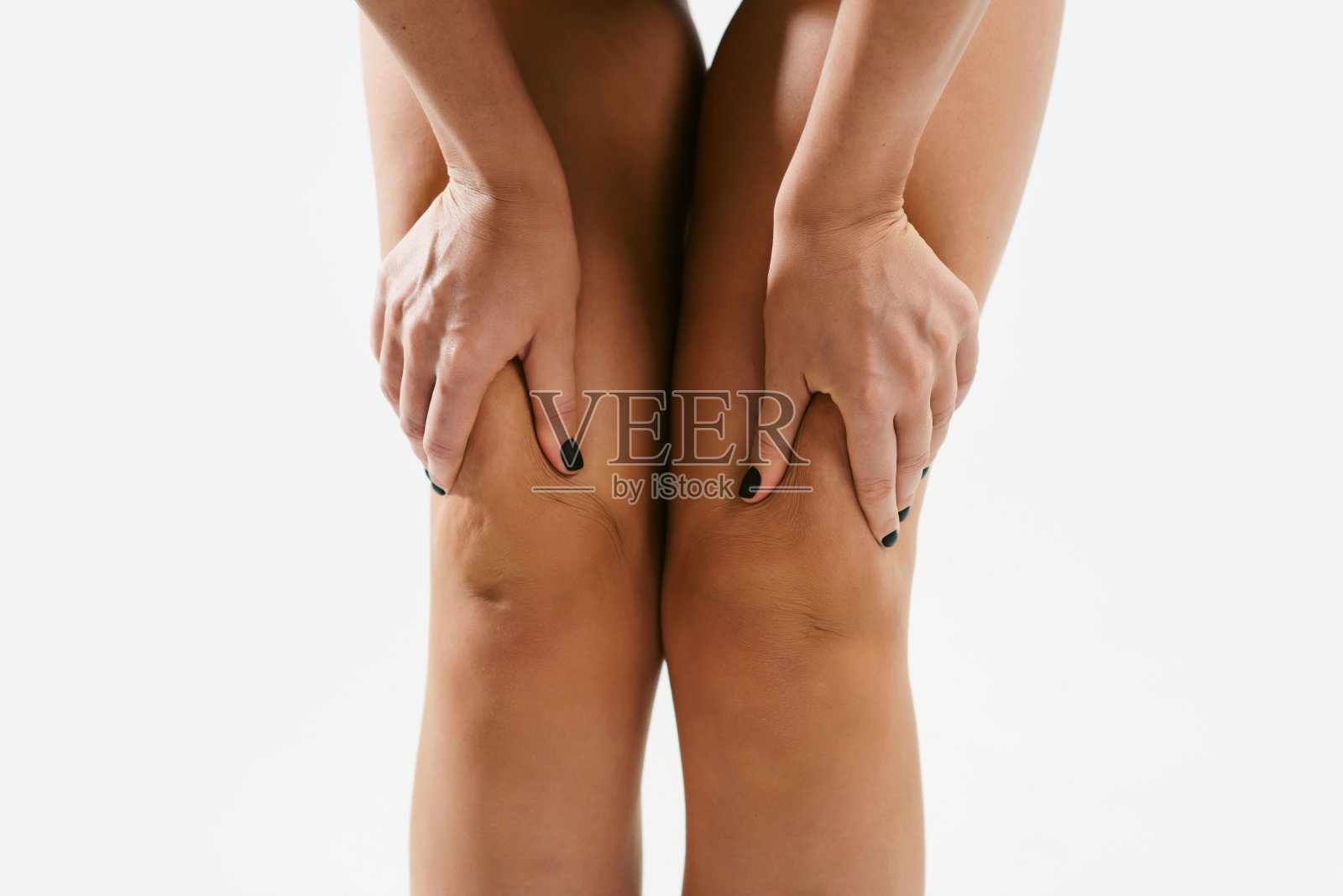 女性身体观念的问题:脂肪团、减肥、脂肪、静脉曲张。年轻女子在内衣与苗条的身体坐着节食。运动、健身、整形美容照片摄影图片