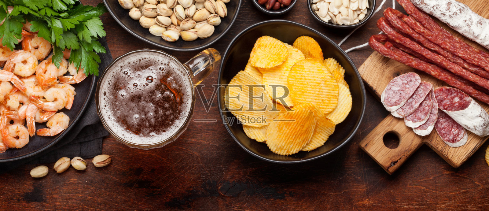 生啤酒和零食照片摄影图片