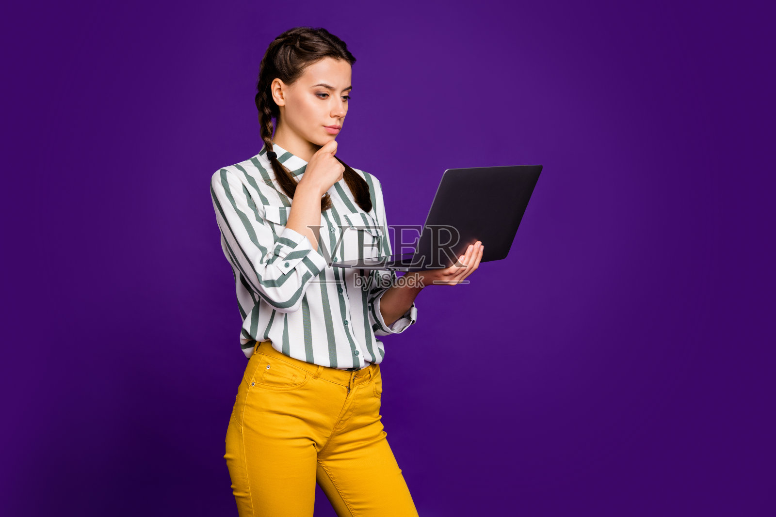 迷人的商务女自由职业者的照片拿着笔记本的手思考深刻的家庭任务解释穿条纹衬衫黄裤子孤立的紫色背景照片摄影图片