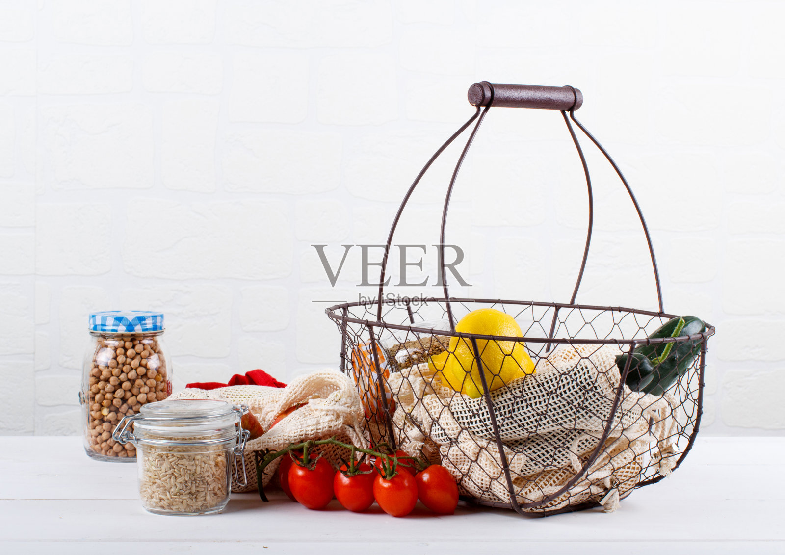 新鲜蔬菜，水果和谷物，纺织袋和玻璃罐照片摄影图片