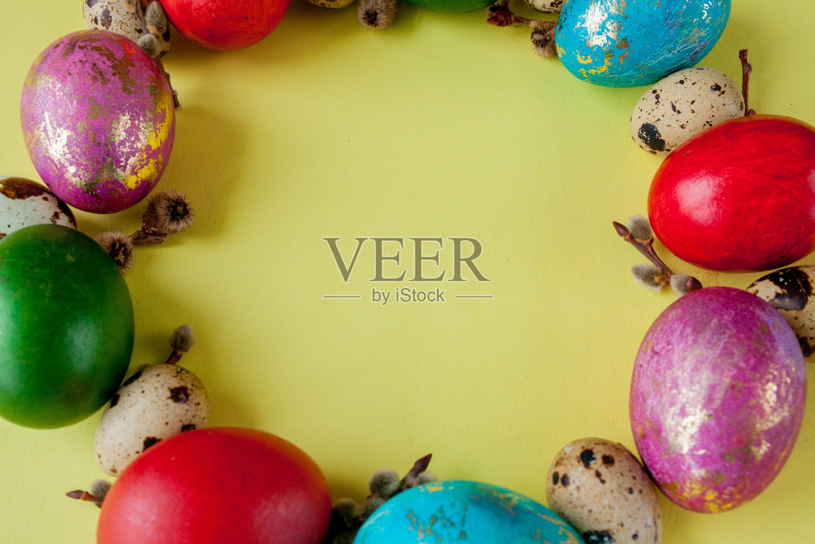 顶视图彩蛋复活节框架在一个圆形的黄色背景。本空间照片摄影图片