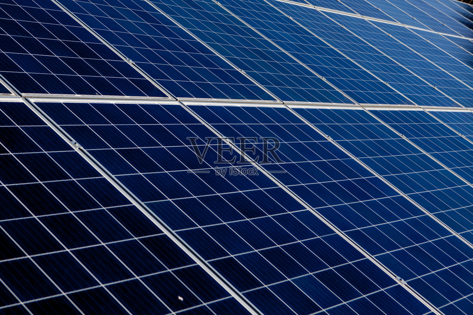 太阳能板，可替代的电力来源，可持续资源的概念，这是一个新的系统，可以产生更多的电力，这是太阳跟踪系统照片摄影图片