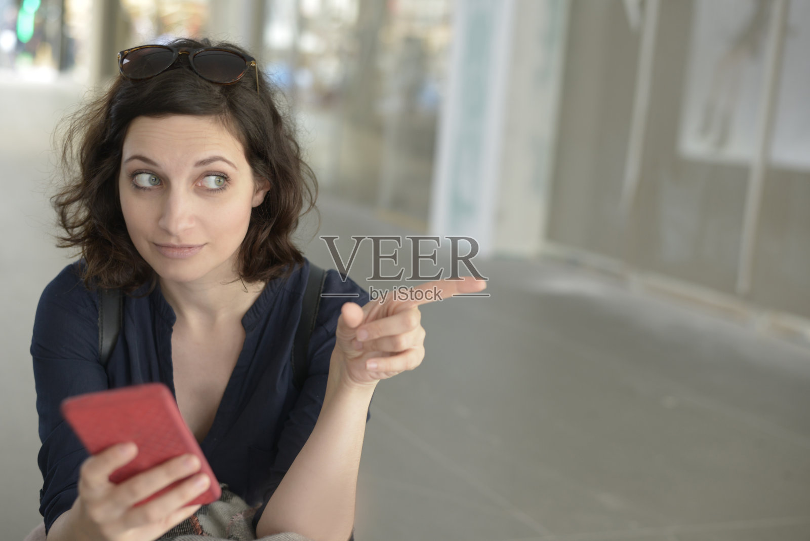 年轻漂亮的女孩拿着手机说话照片摄影图片