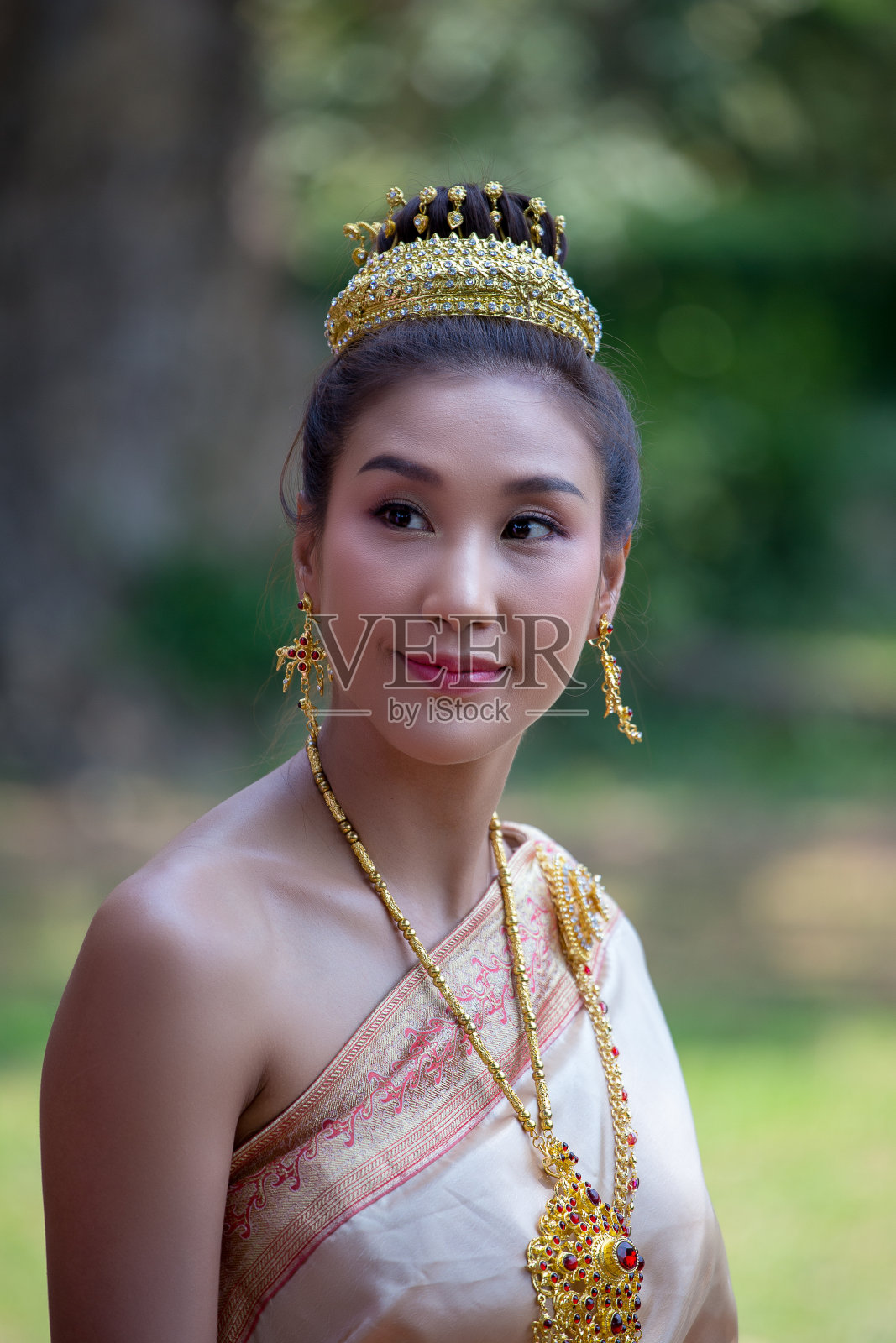 美丽的泰国女人穿着泰国传统服饰。照片摄影图片