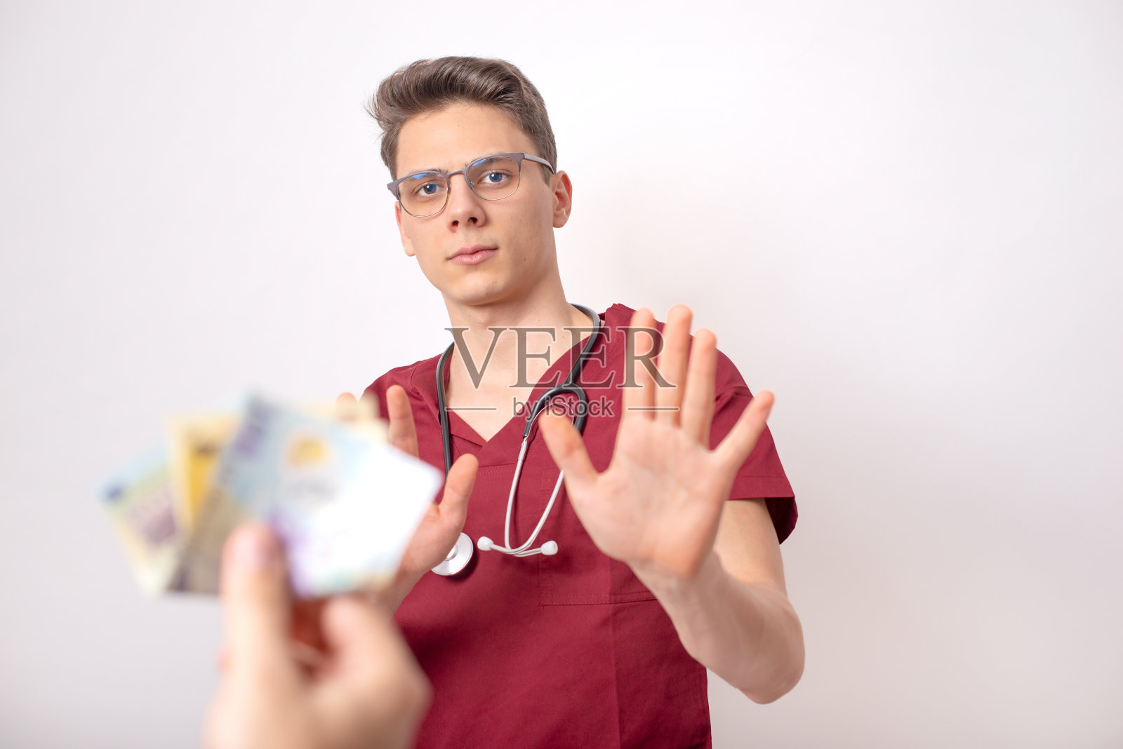 年轻医生拒绝贿赂照片摄影图片