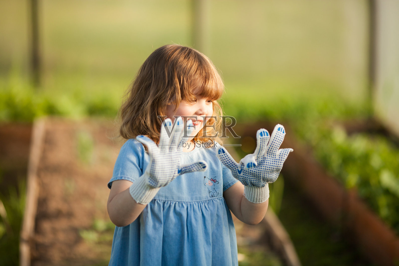 温室里可爱的小女孩照片摄影图片