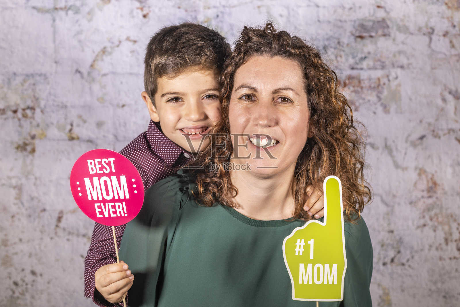 母亲和儿子在家庆祝母亲节照片摄影图片