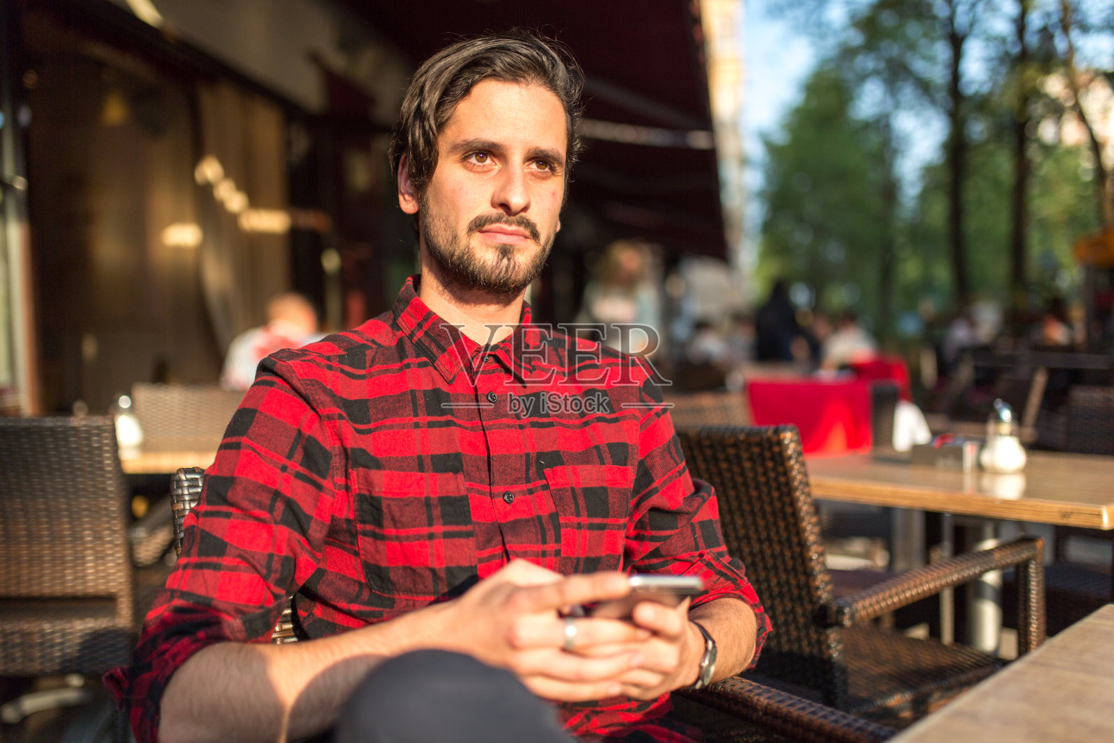 一个年轻人在马格德堡的酒吧里享受闲暇时光照片摄影图片