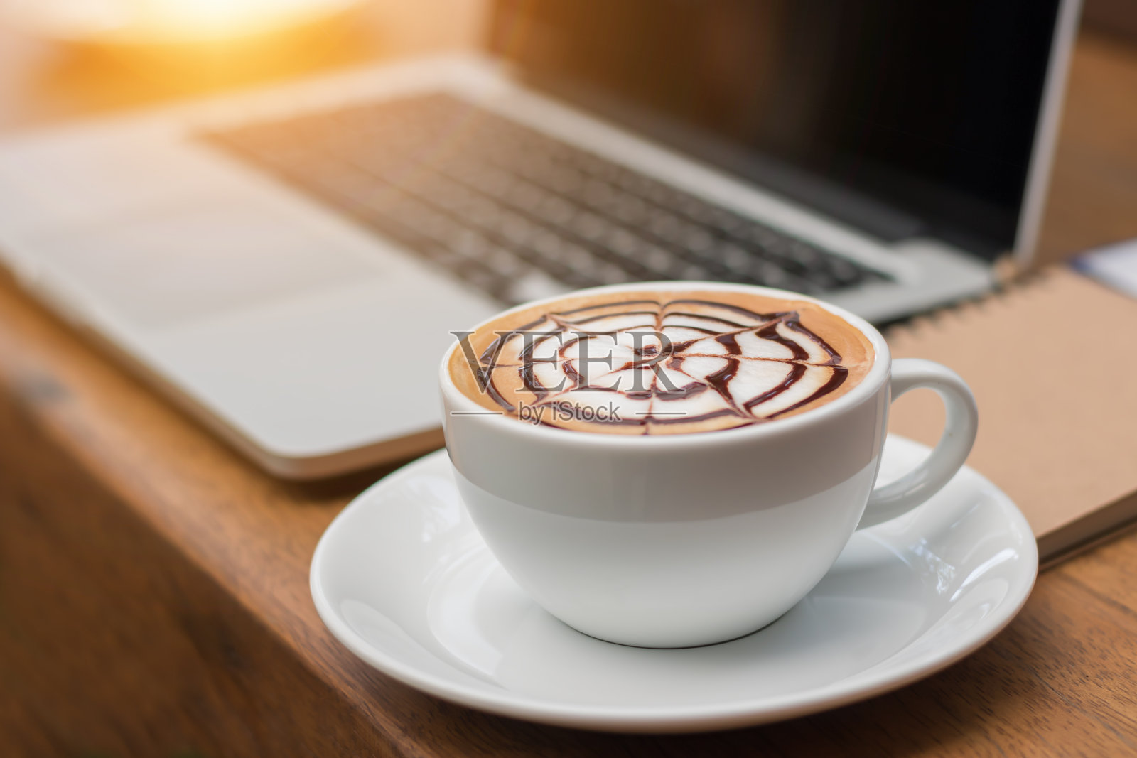 晚期艺术热咖啡在木地板上照片摄影图片