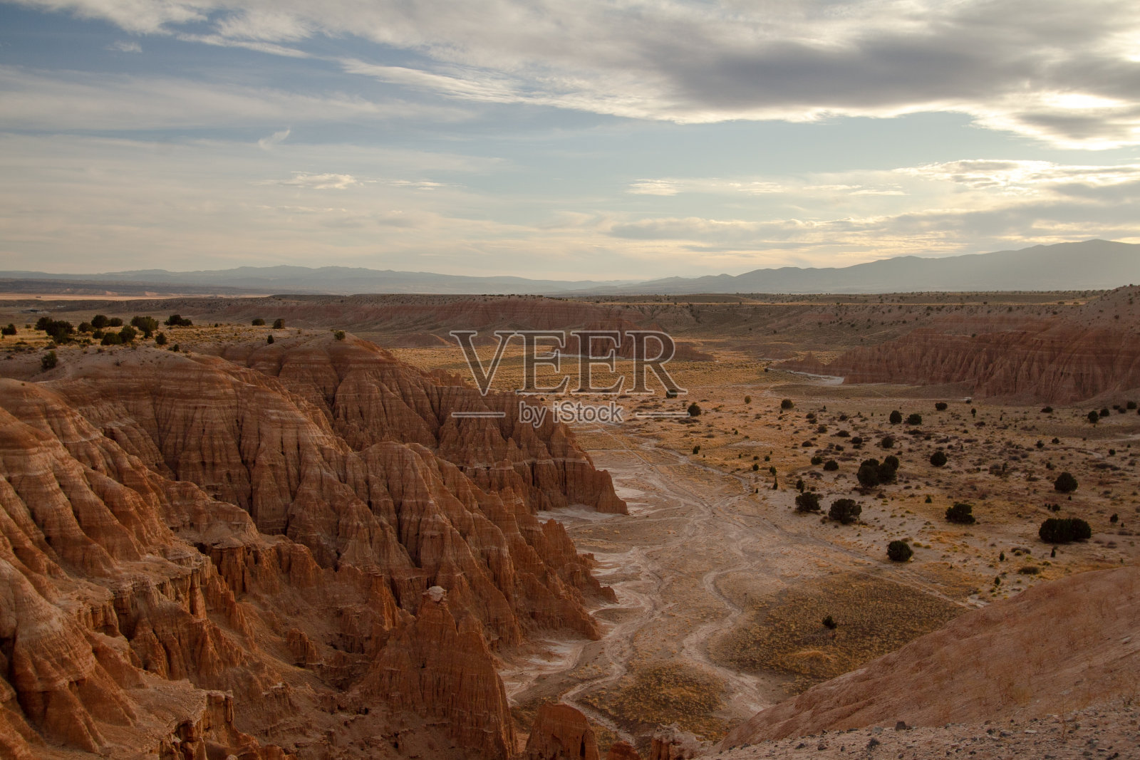 从上面俯瞰，阳光照耀下沙漠中美丽而独特的峡谷景观。照片摄影图片
