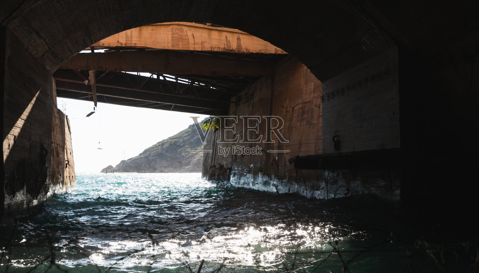 从混凝土隧道内部出口，照片摄影图片