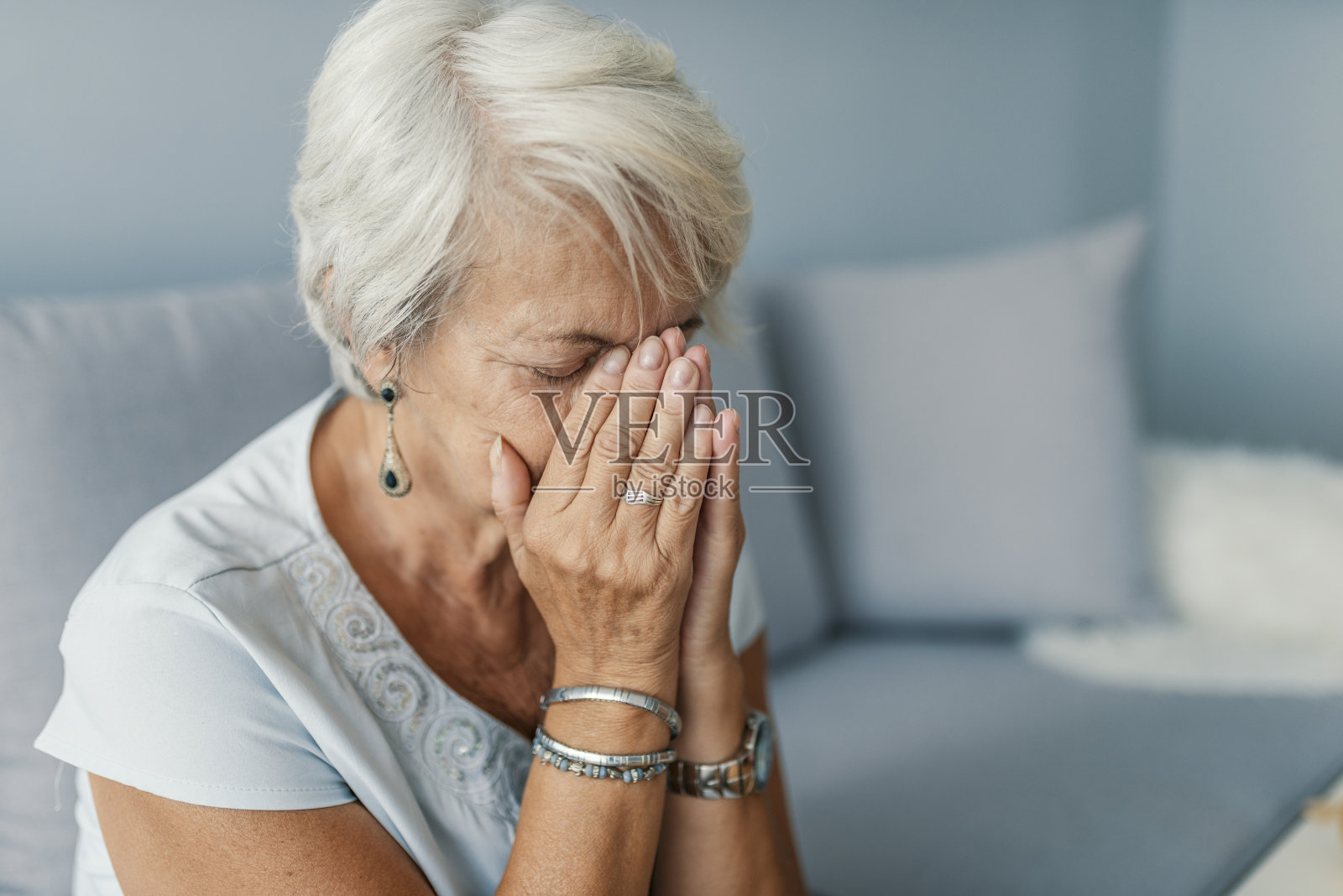 一位正在床上与抑郁症作斗争的严肃老年妇女照片摄影图片