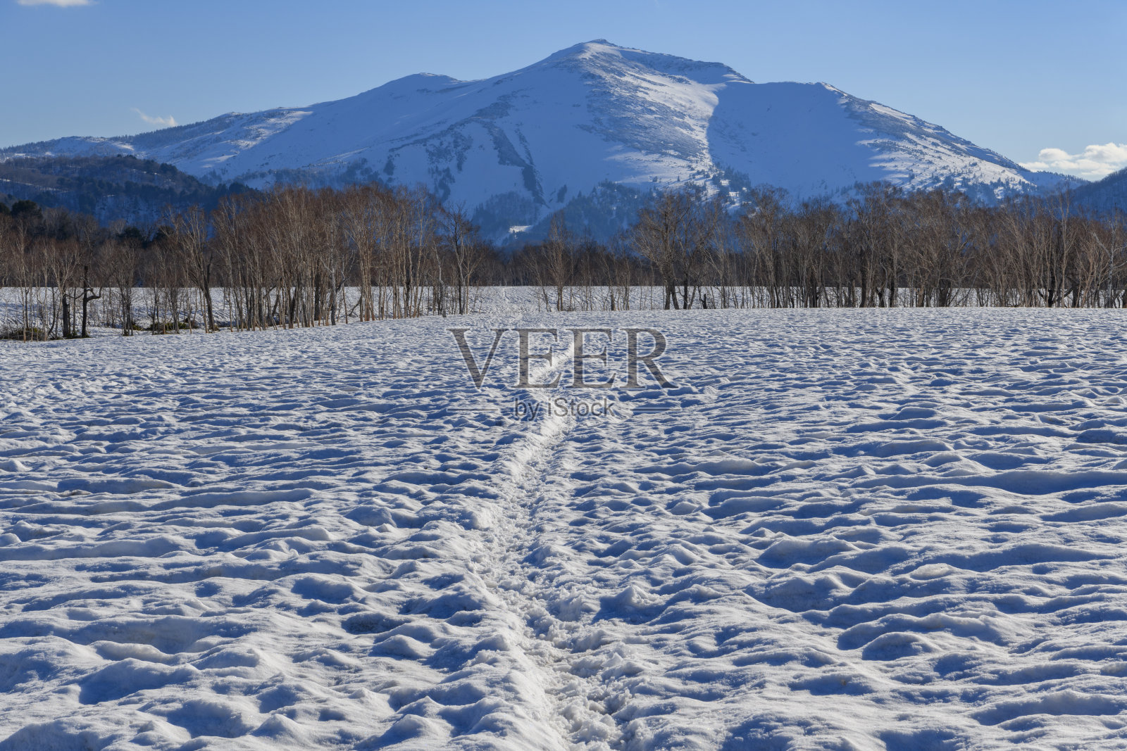 从Ozegahara沼泽看到的shibutsu山照片摄影图片