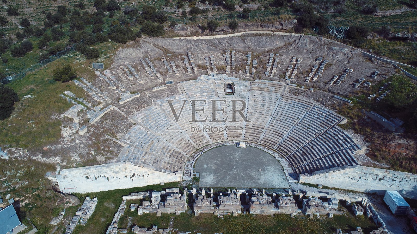 无人机航拍土耳其热门度假小镇博德鲁姆，美丽的蓝天白云，清澈的蓝色海水照片摄影图片