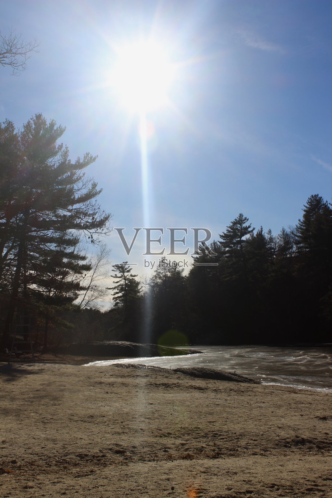 冬天徒步穿越森林照片摄影图片