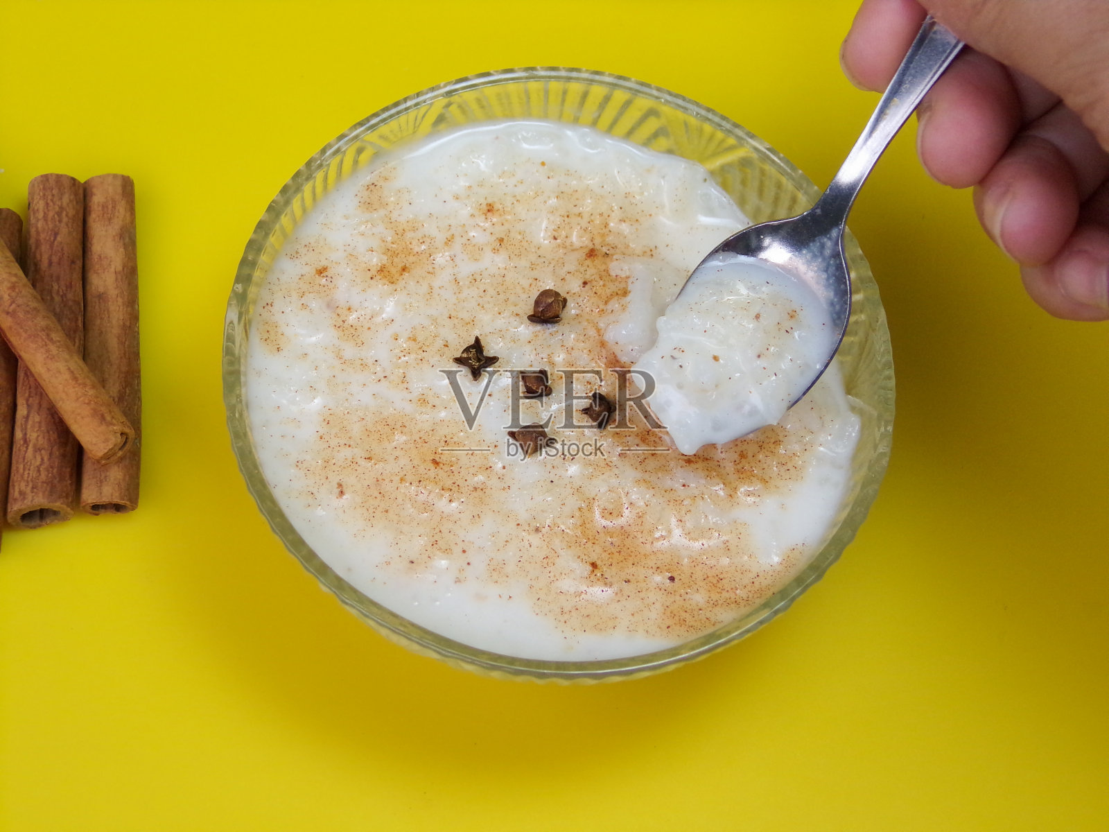 典型的巴西甜点，甜、牛奶、米饭或米饭布丁，在葡萄牙语中也称为“arroz doce或arroz de leite”。奶油米布丁，撒上肉桂和丁香。照片摄影图片