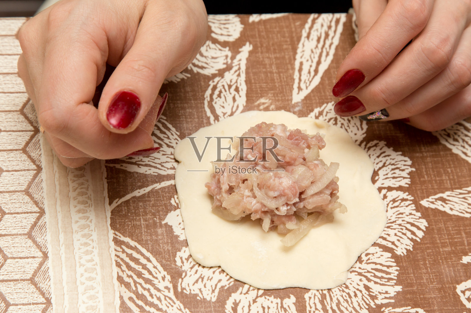 女孩做面团和肉饺子照片摄影图片