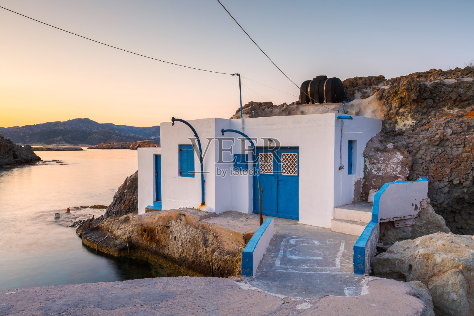 希腊Kimolos岛Goupa渔村的船屋。照片摄影图片