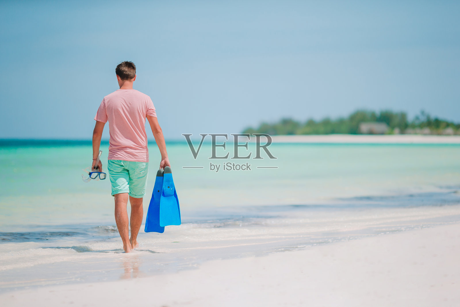 在海滩上享受乐趣的年轻男人照片摄影图片