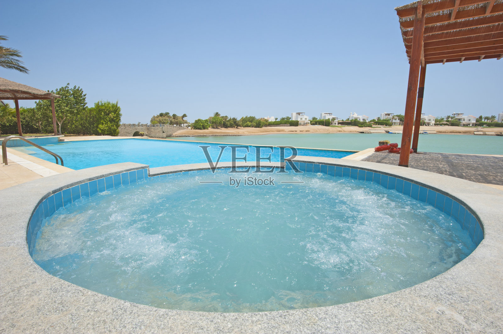 豪华热带度假别墅的游泳池照片摄影图片