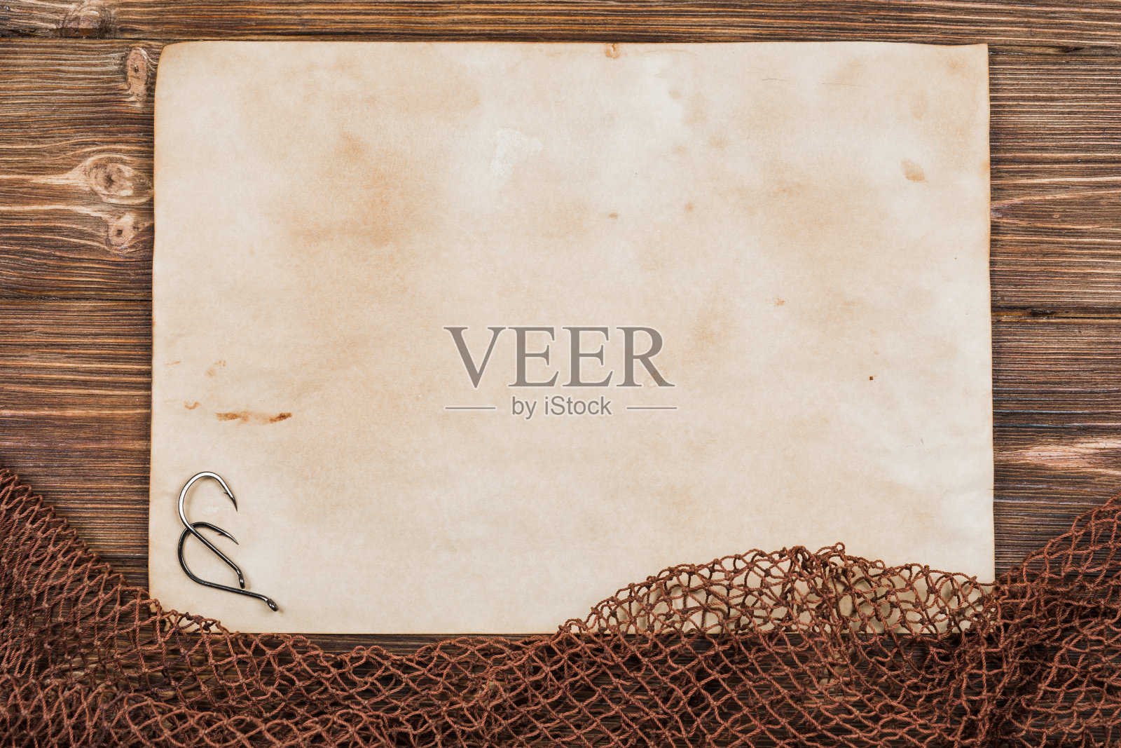 木制背景与旧渔网。照片摄影图片