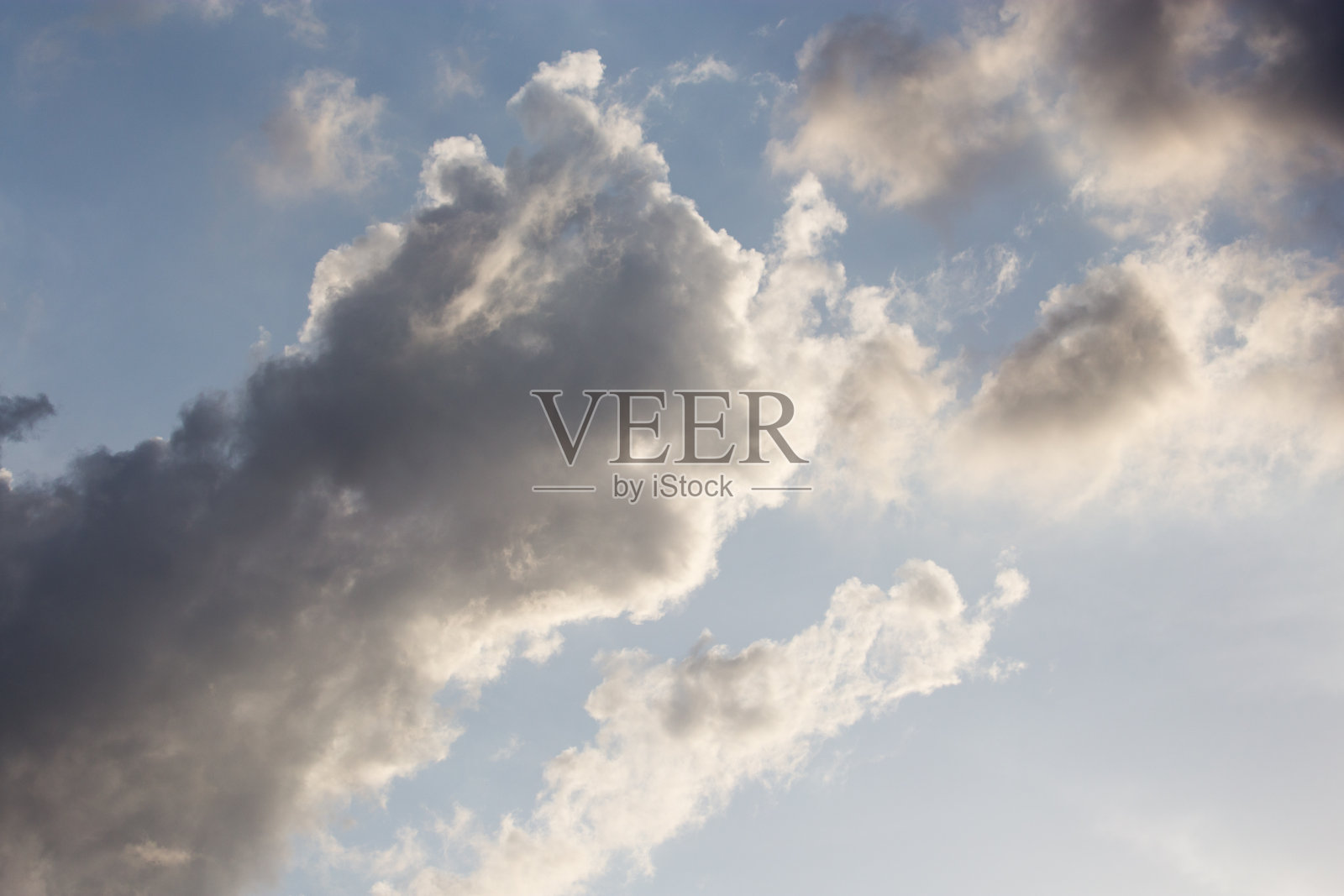 天空中乌云密布照片摄影图片