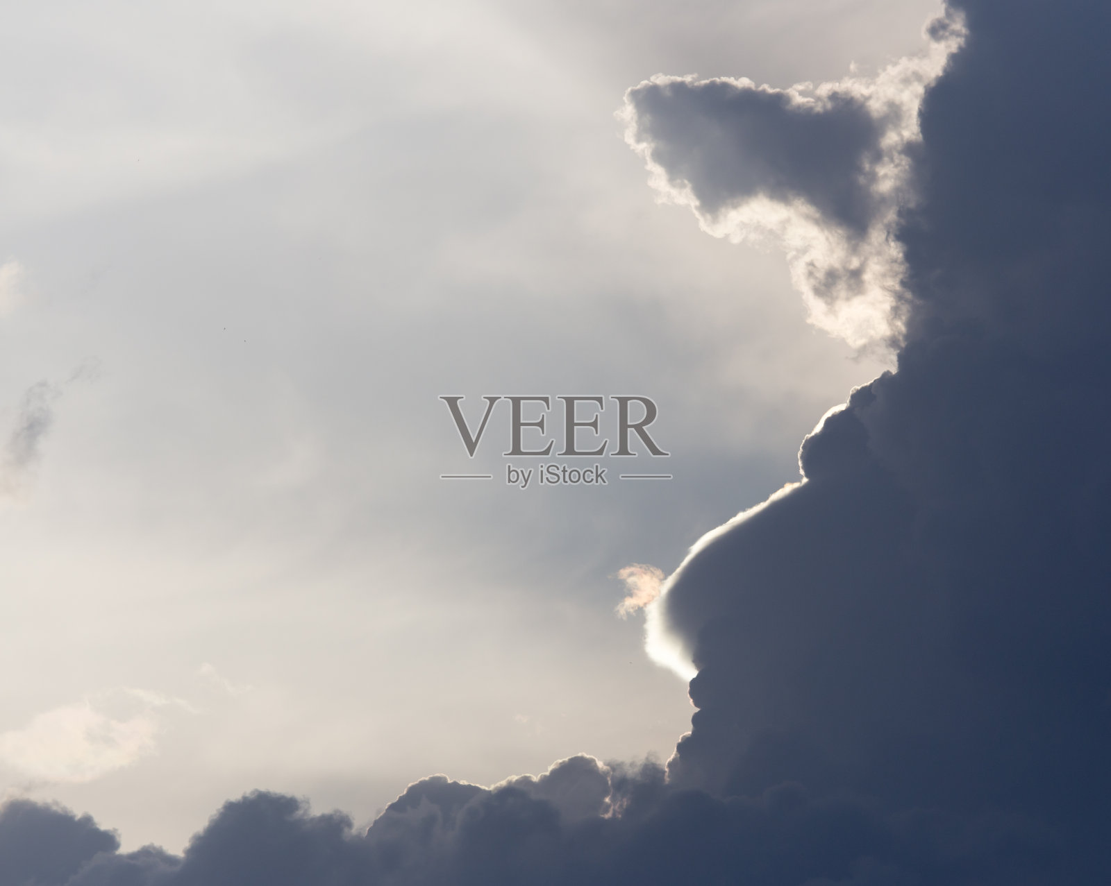 天空中乌云密布照片摄影图片