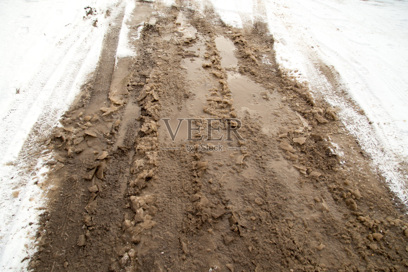 冬天路上的水坑照片摄影图片