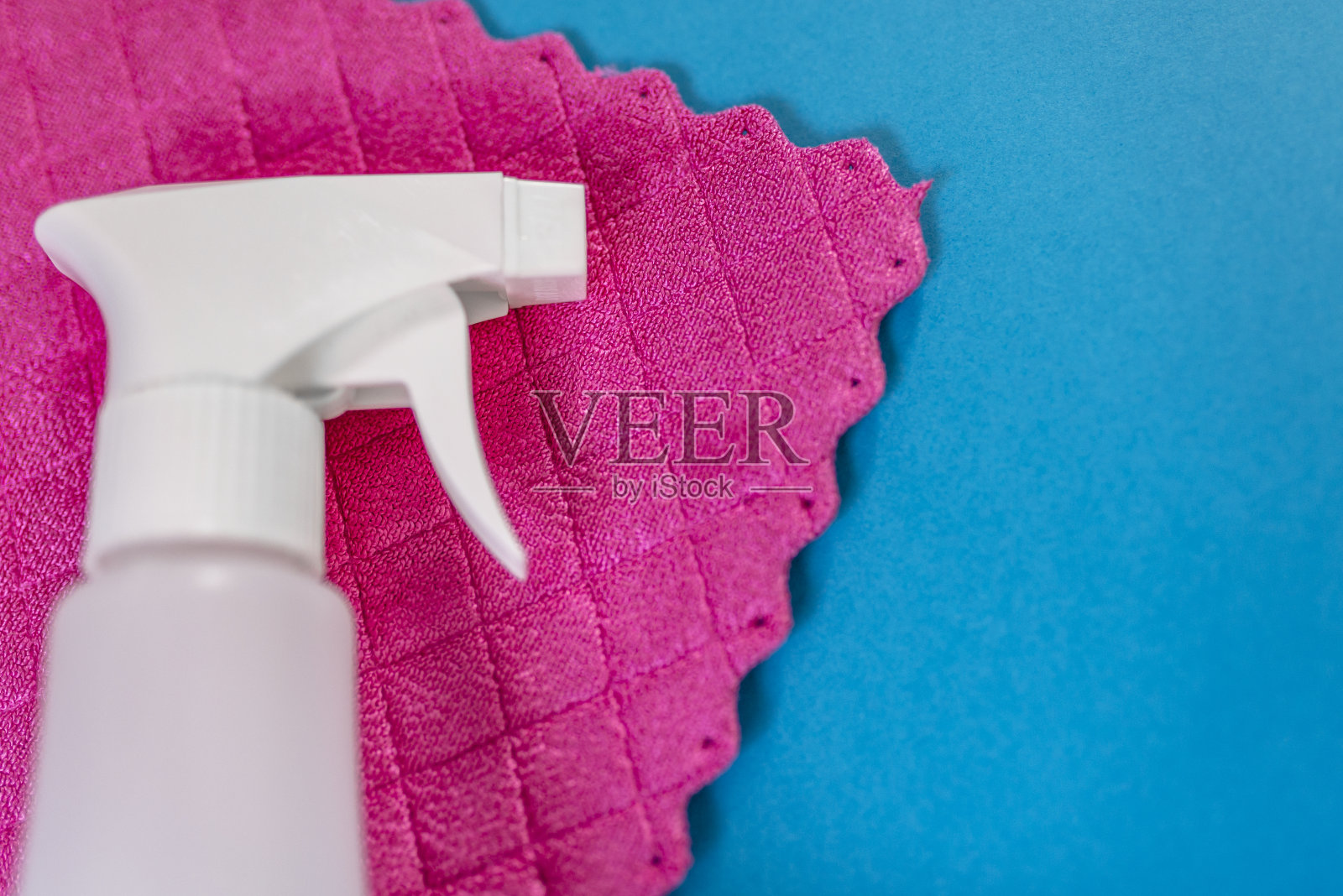 专业清洁设备，白色台面。公司的清洁工具理念。水平组合。所有你需要清洁房子-清洁用品的特写，文字空间，俯视图照片摄影图片